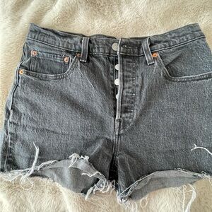 Levi's worn blk jean shorts